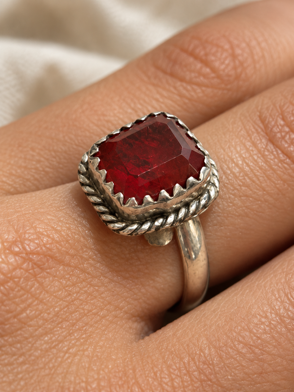 Anillo Carmesí - Rubí
